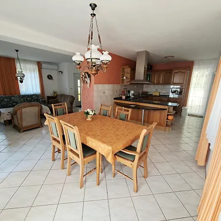 Apartmán Szepkilato Koezepso Szint Medencevel Es Kilatassal *