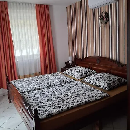 Szepkilato Koezepso Szint Medencevel Es Kilatassal *