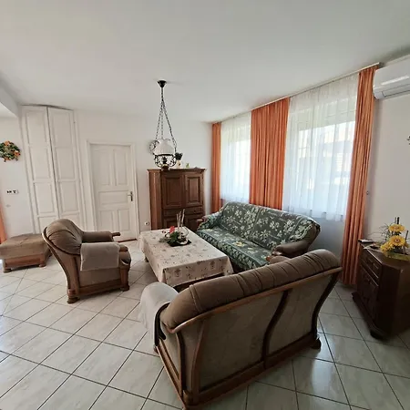 Szepkilato Koezepso Szint Medencevel Es Kilatassal Apartmán