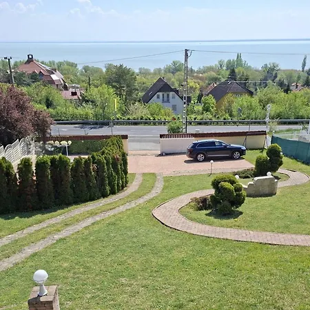 Szepkilato Koezepso Szint Medencevel Es Kilatassal Apartmán