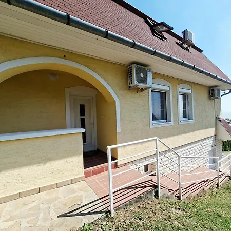 Szepkilato Koezepso Szint Medencevel Es Kilatassal
